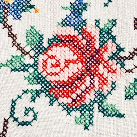 🌸 Vintage Hand-Embroidery Cross-Stitch Tablecloth from Poland - Picture 4 of 9